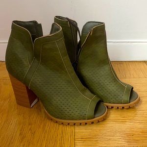 Seven7 booties size 7 with Tags!